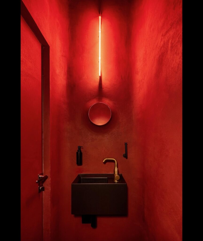 A Dramatic Bathroom Design by Sivak+Partners