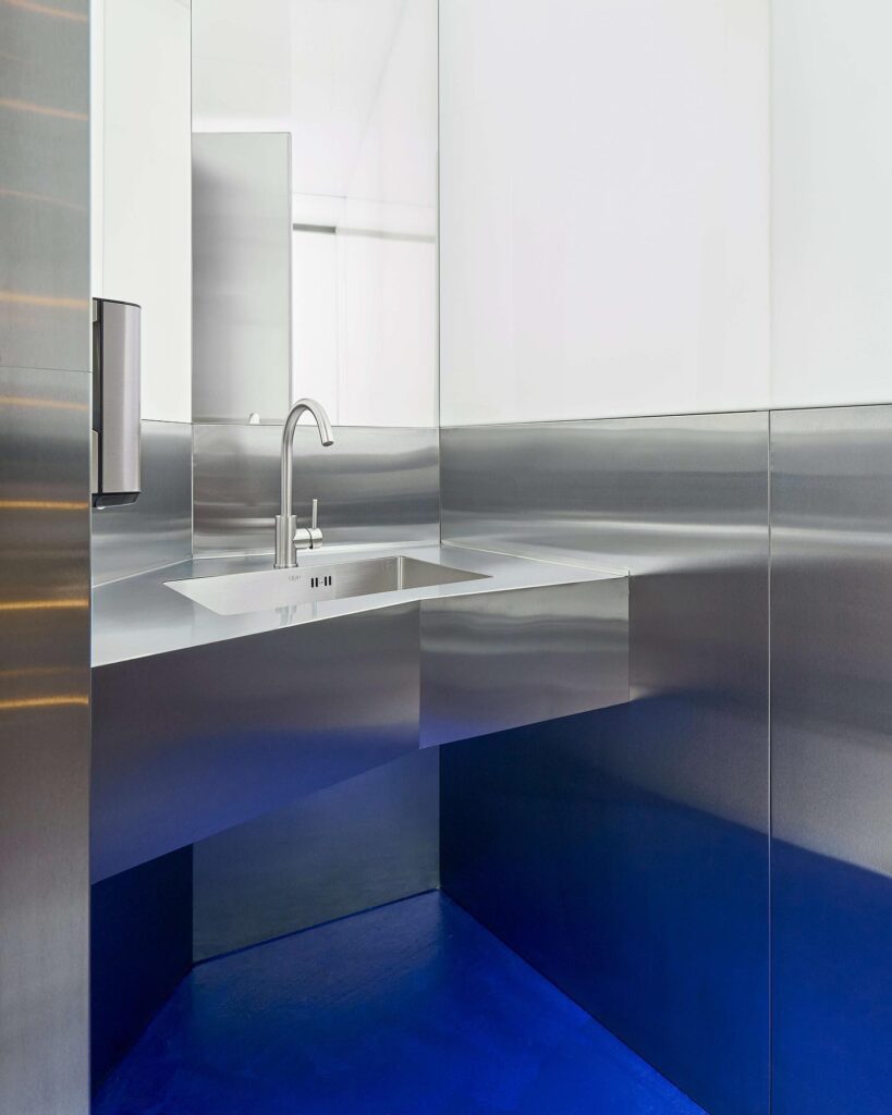 Sleek and Modern Kitchen Design
